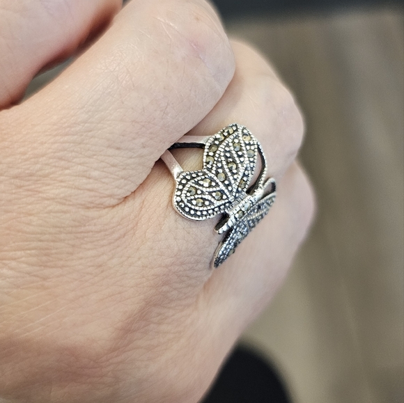 Sterling silver ring with marcasite stones. - Picture 2 of 5